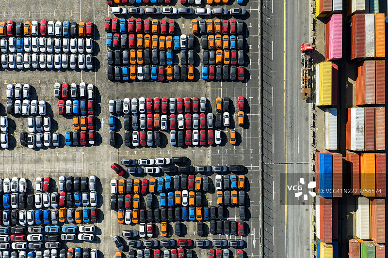 港口新车整齐排列，待进口和出口图片素材