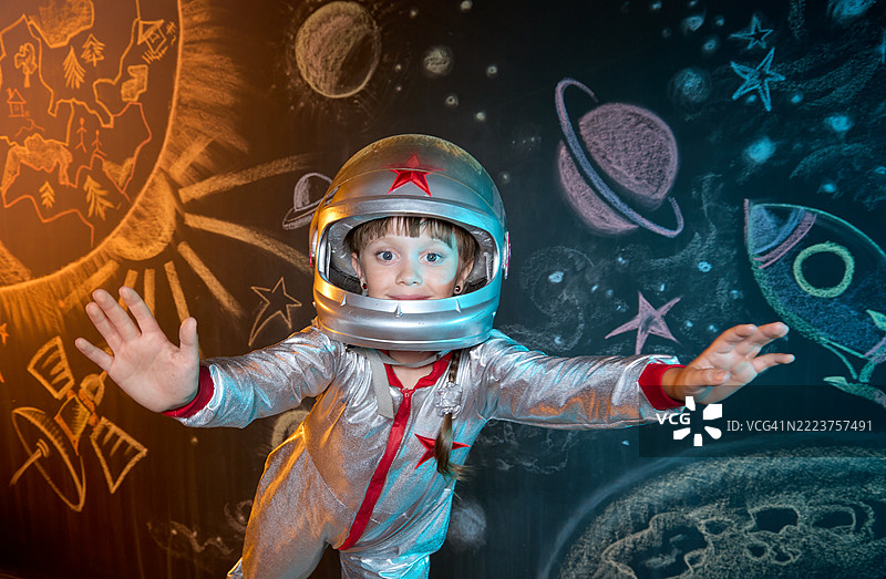 可爱的女孩宇航员在外太空。飞行的幻觉在外太空中。图片素材