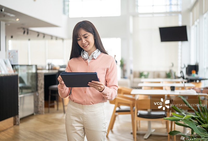 在共享办公空间的中国女商人图片素材