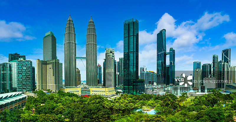 吉隆坡城市天际线和KLCC公园的鸟瞰图，马来西亚图片素材