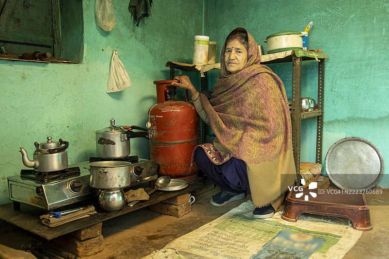 乡村印度老年女性在乡村厨房用液化气罐做饭图片素材