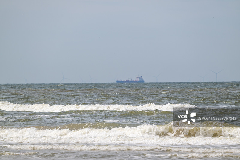 波涛汹涌的海面上远处的船只图片素材