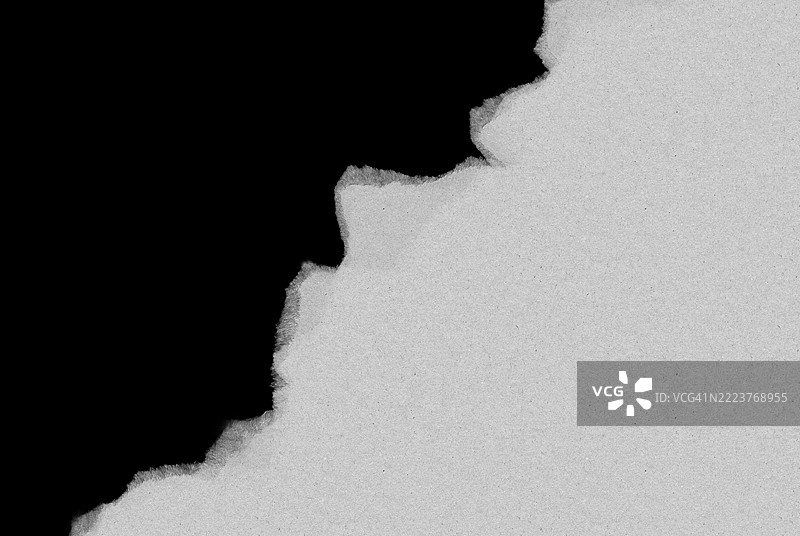 黑色背景上的灰色撕裂纸张模板图片素材