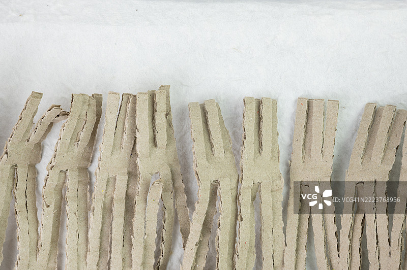 一块棕色和褐色的纸板，上面有线条图案。这是一种防震纸。图片素材