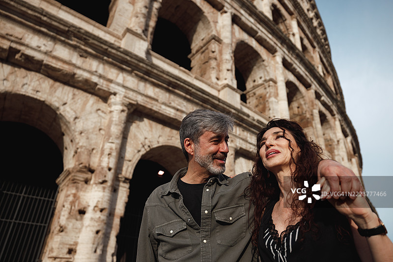 在斗兽场前微笑的老年游客图片素材