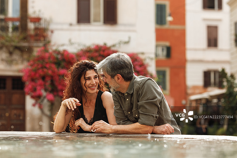 成熟夫妇在罗马的喷泉旁放松图片素材