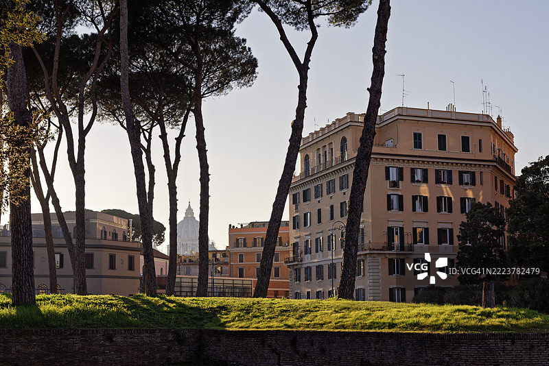 从圣天使堡方向俯瞰罗马日落时的圣彼得大教堂圆顶图片素材