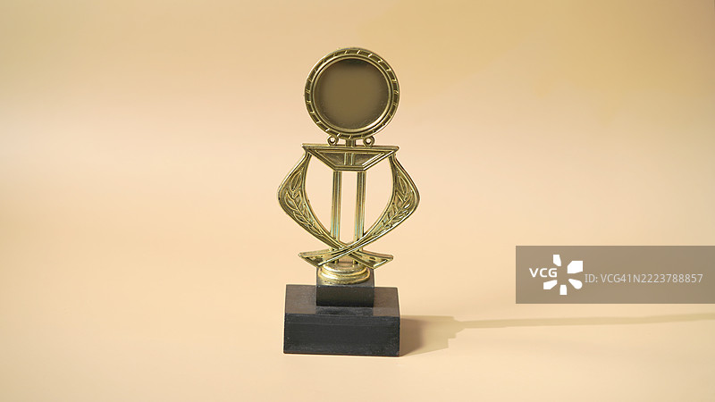 旧奖杯与米色背景图片素材