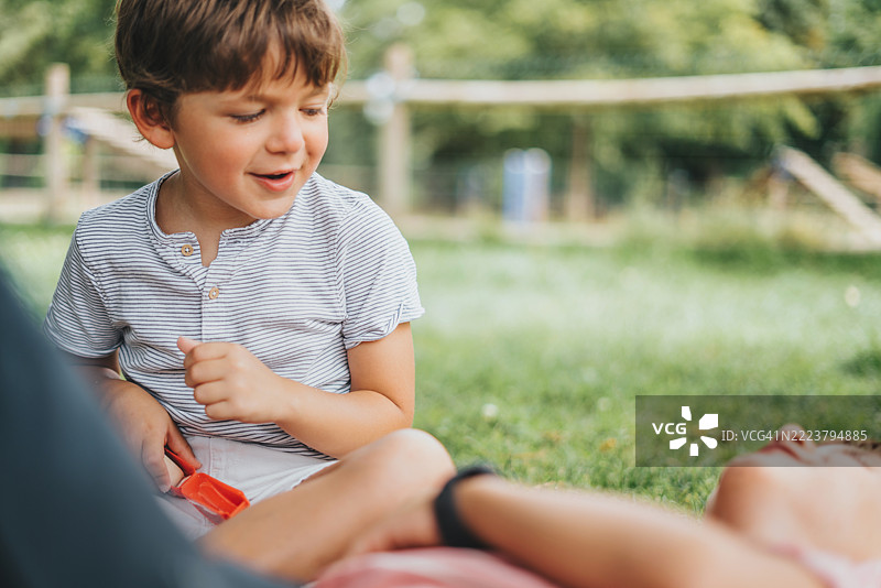 兄弟俩在公园里吃饭图片素材