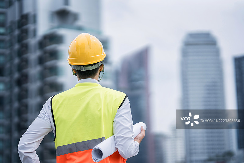 从背后看城市景观的工程师男士图片素材