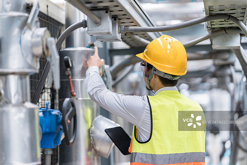 工程师从背后检查工业系统图片素材