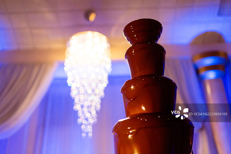 甜点台上的巧克力喷泉图片素材