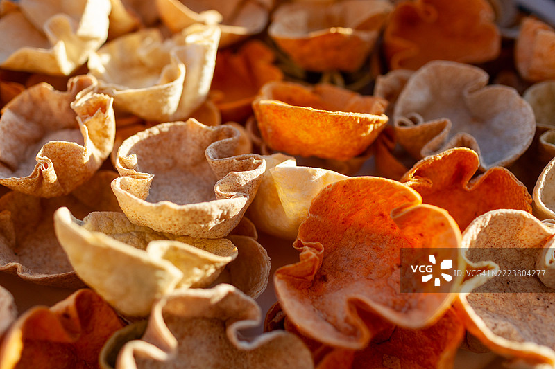 五彩缤纷的脆脆薯片碗图片素材