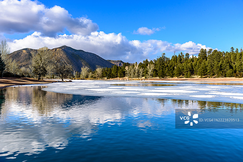 冰封的胡桃峡谷湖泊图片素材