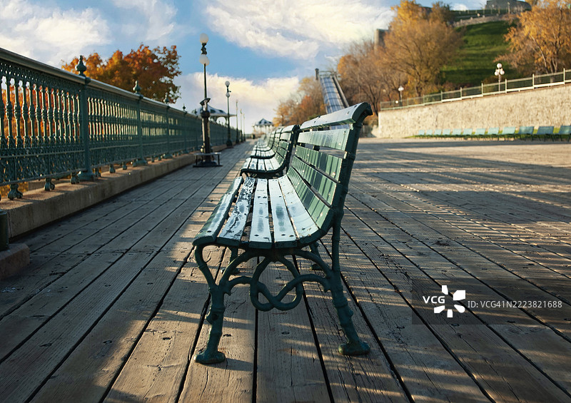 蒙特利尔，魁北克省的杜弗林露台上空荡荡的一排长椅。图片素材