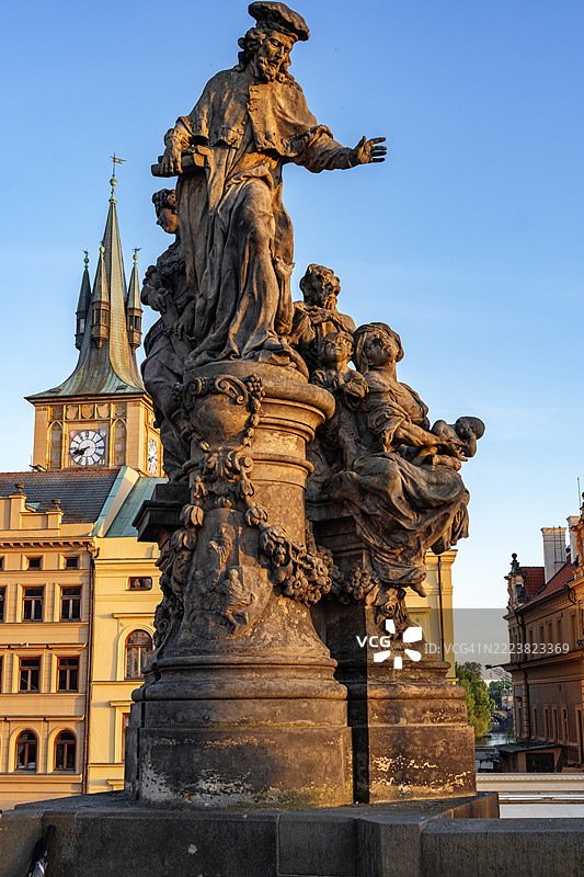 查尔斯桥上的凯尔马丁的伊沃雕像。捷克共和国布拉格图片素材