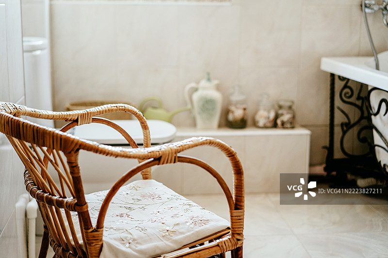 舒适的浴室，配有藤椅和放松装饰元素图片素材