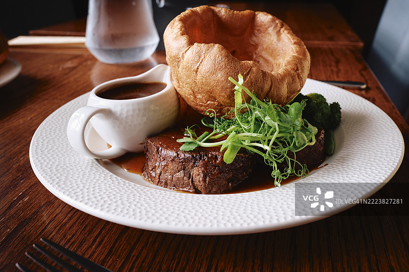 周日烤肉，烤牛肉配巨型约克郡布丁。图片素材