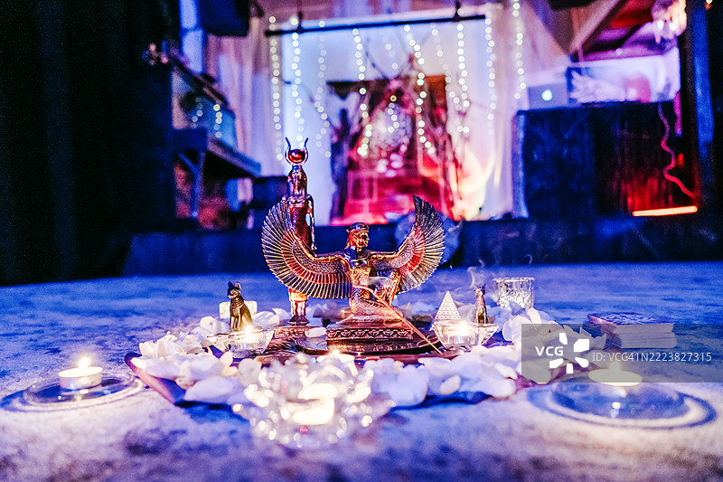 装饰性祭坛，配有埃及雕像和烛光仪式元素图片素材