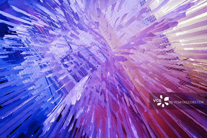 色彩斑斓的几何形状的抽象视角与生动的光影图案图片素材