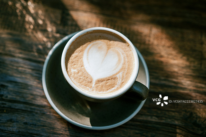 rustic木质环境中的心形拿铁艺术咖啡图片素材