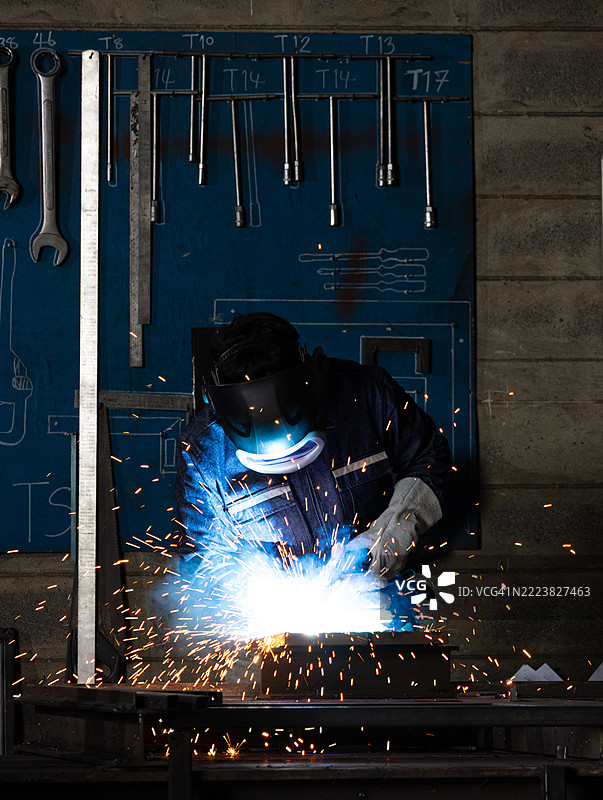精神焊工在制造业工作图片素材