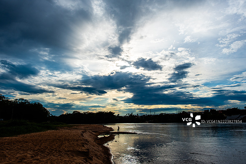 巴拉多加尔萨斯阿拉瓜亚河海滩的日落图片素材