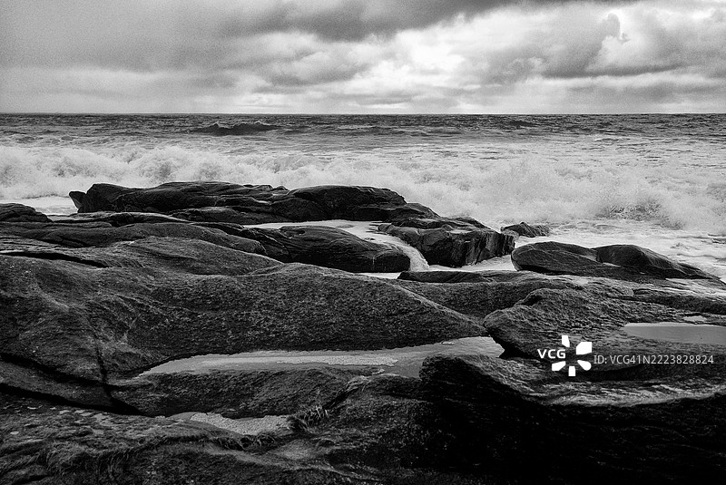 挪威悬崖上的海浪图片素材