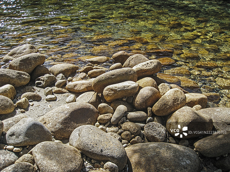 湖边各种形状的岩石，有些在水中。阿根廷巴塔哥尼亚。图片素材