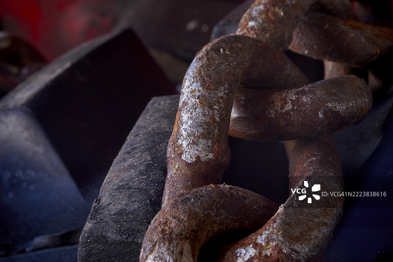 生锈的链环显示出氧化和腐蚀的迹象图片素材