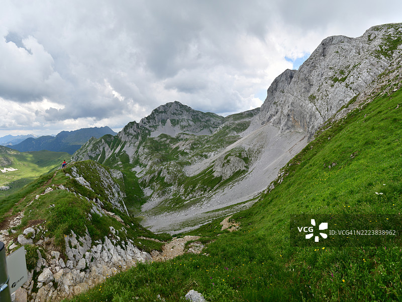 岩屑坡和白云岩山峰图片素材