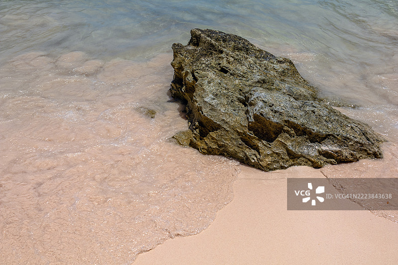 百慕大巴特斯海滩的粉色沙滩和岩石图片素材