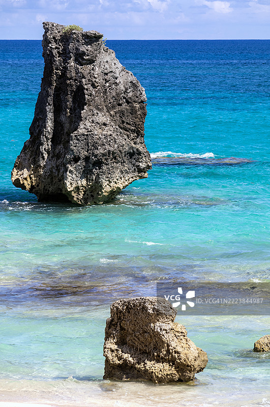 百慕大石洞湾海滩的岩石 formations图片素材