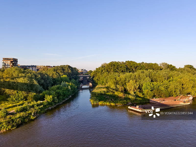 日落时分停靠在河边的驳船图片素材
