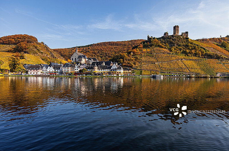摩泽尔葡萄酒谷贝尔施泰因镇及葡萄园的秋季美景图片素材