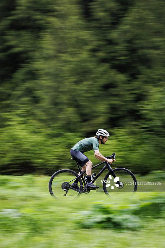 碎石公路自行车长时间曝光运动模糊图片素材