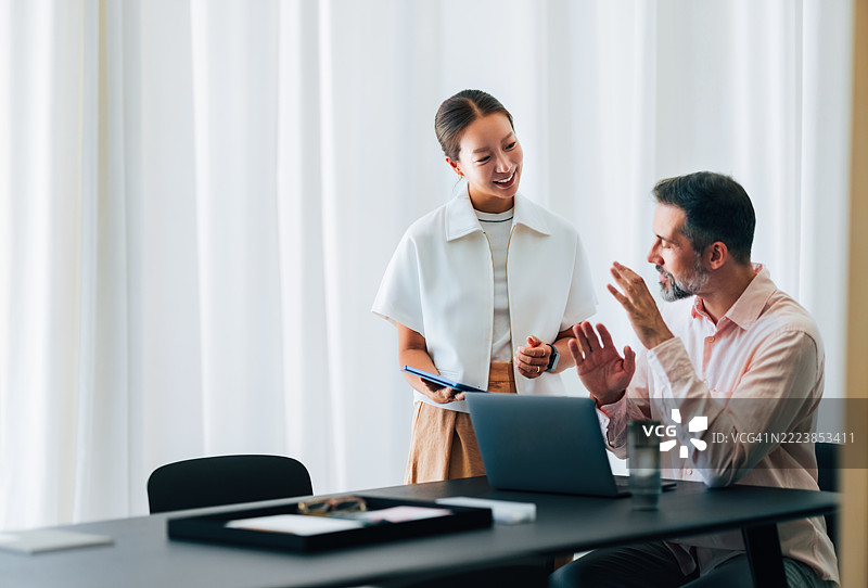 专业人士在现代工作空间中使用数字工具进行协作图片素材
