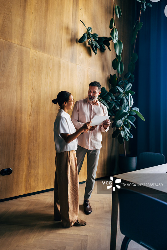 现代办公室环境中同事之间的合作图片素材