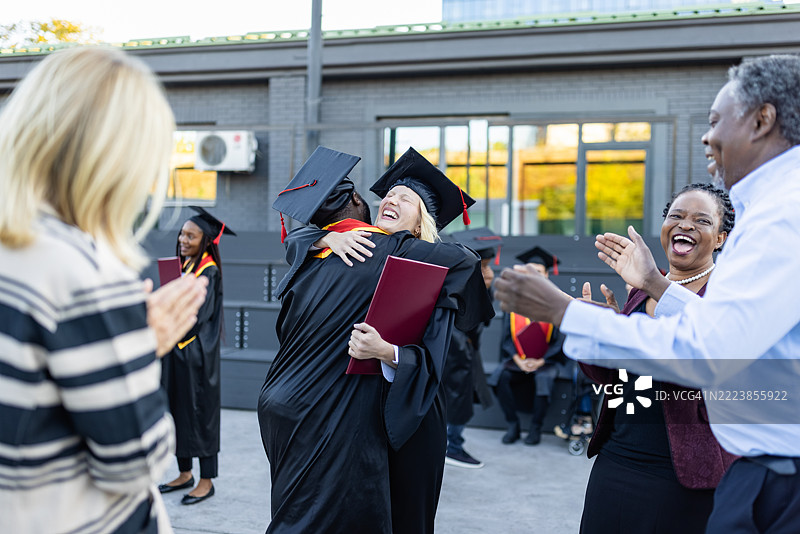 与家人和朋友的毕业庆祝活动图片素材