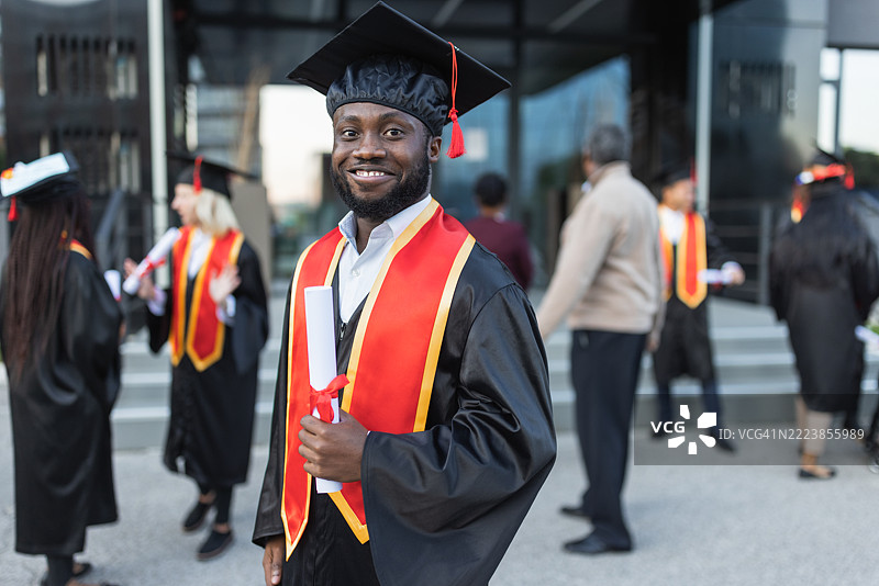 毕业庆祝活动与快乐的学生图片素材