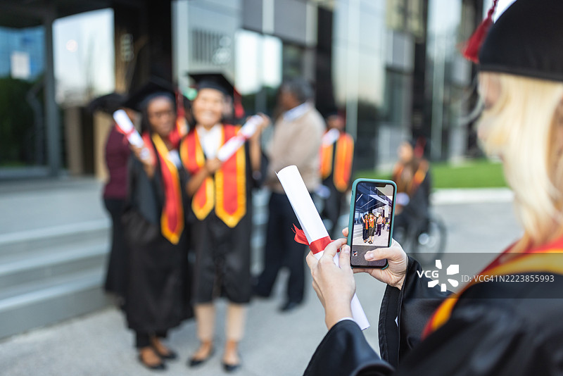 毕业生们手持文凭庆祝图片素材