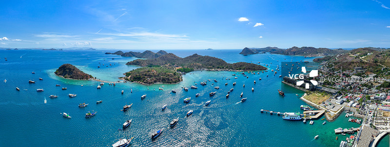 拉布安巴乔：繁忙的港口，碧蓝的海水，印度尼西亚岛屿门户。图片素材