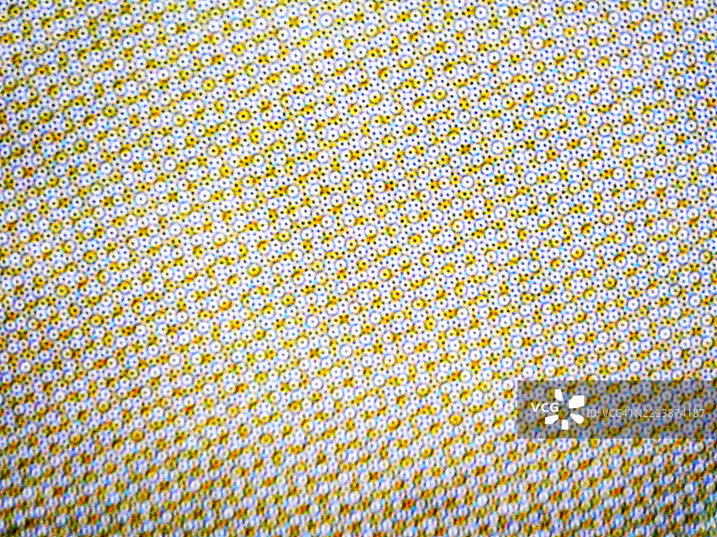 白色背景上模糊的黄色、黑色和蓝色圆点。图片素材