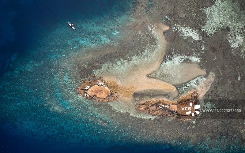 塞巴尤尔贝萨尔：干旱的岛屿，碧绿的珊瑚礁，科莫多的壮丽美景。图片素材