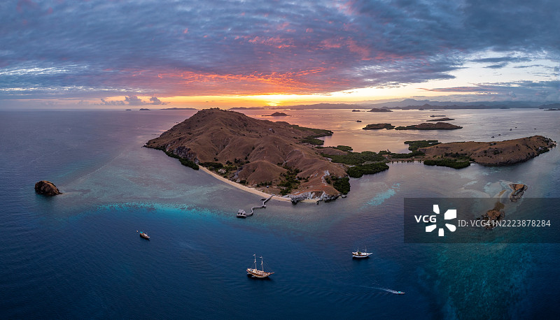 塞巴尤尔贝萨尔：干旱的岛屿，碧绿色的珊瑚礁，科莫多的壮丽美景。图片素材
