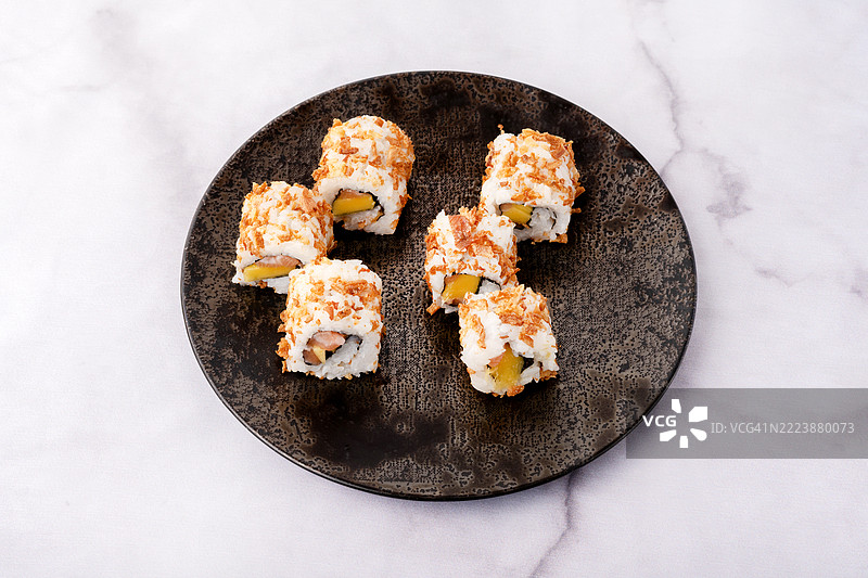 日本传统卷寿司的拼盘图片素材
