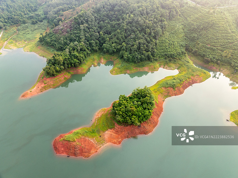 泰国亚拉的邦朗水库点缀着朦胧的岛屿，景色郁郁葱葱，独特迷人。图片素材
