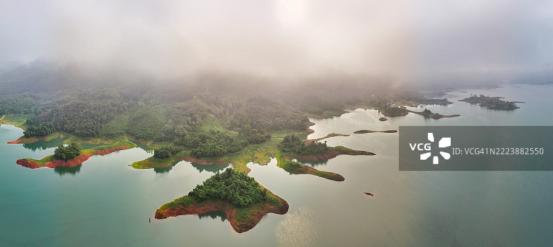 泰国亚拉的邦朗水库点缀着朦胧的岛屿，景色郁郁葱葱，独特迷人。图片素材