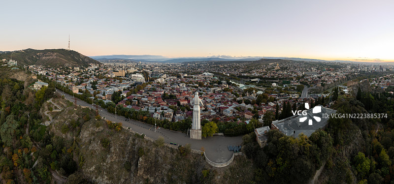 夕阳下的第比利斯老城：城市灯光照亮历史建筑和姆茨赫塔河。图片素材