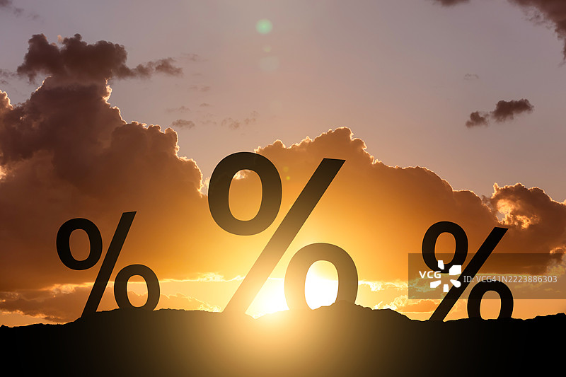 日落背景下的百分号符号图片素材